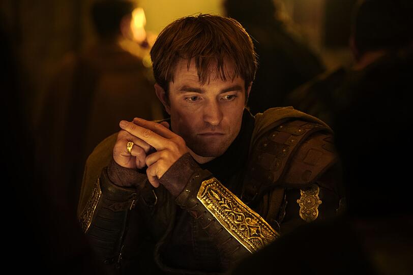 Antinoos (Robert Pattinson) l&auml;sst sich am Hof von K&ouml;nigin Penelope wie ein Parasit nieder.