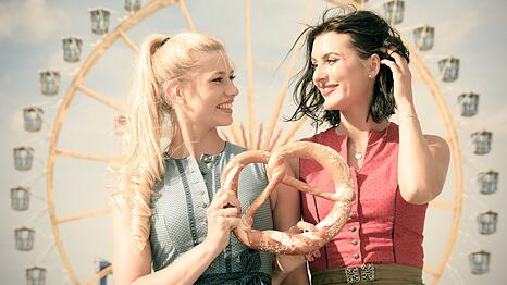 Zur Wiesn geht man nicht einfach so, man schmei&szlig;t sich in Schale, pardon, Tracht. Doch was, wenn man gar keine besitzt? Oder zum ersten Mal eine tr&auml;gt? Wir verraten Ihnen, worauf Sie unbedingt achten sollten ...