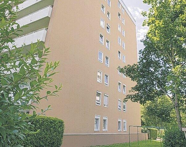 Aus dem dritten Stock dieses Hauses stürzte die 13-Jährige vom Fensterbrett auf den Rasen.