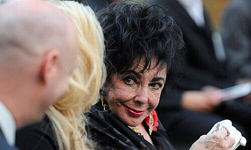 Liz Taylor auf der Beerdigung von Michael Jackson. Sie kann ihre Tränen nur schwer zurückhalten.
