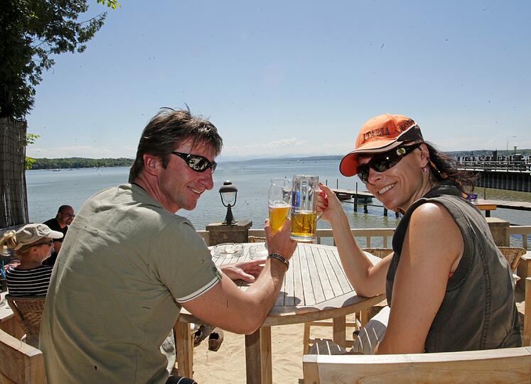 Wer hier den See sieht, braucht kein Meer mehr: Biergarten-Stimmung im &bdquo;Fischer&ldquo; in Inning am Ammersee.