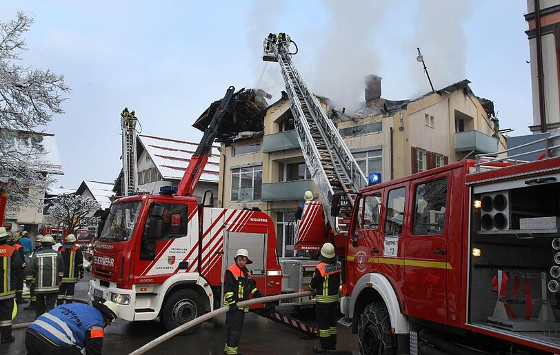 Großbrand im Oberallgäu - elf Personen kamen mit einer Rauchvergiftung ins Krankenhaus.