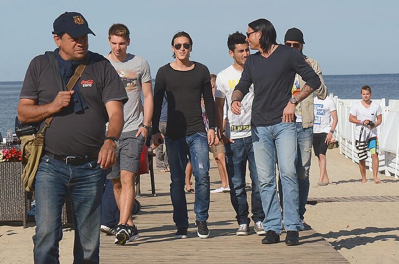 US 5? Nein, DFB-Elf! Ihre Auszeit am Dienstag nutzen Ron-Robert Zieler, Mesut Özil, Ilkay Guendogan, Tim Wiese und Sami Khedira zum Flanieren durch Sopot. Medienwirksam, versteht sich: Auf den ersten Blick könnte man Jogis Jungs für eine Boyband halten.