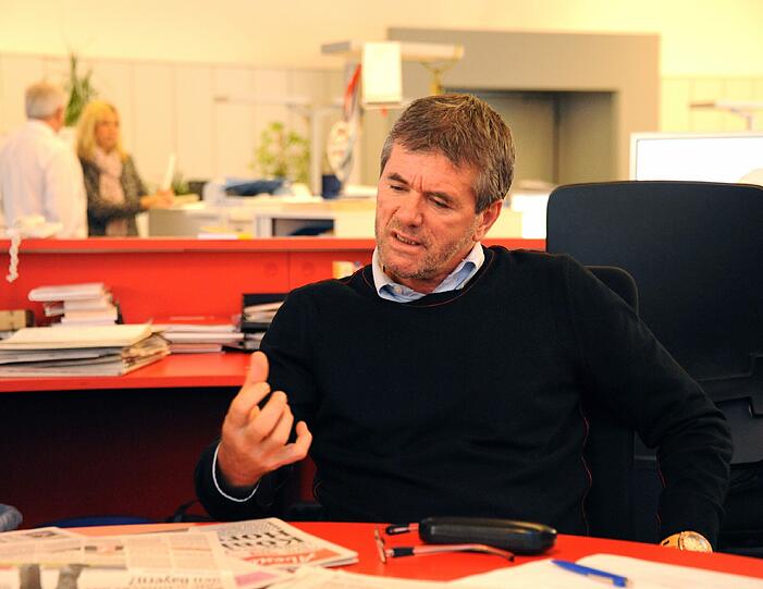Am Montag war Friedhelm Funkel zu Gast bei der AZ. Der neue Löwen-Trainer begutachtete nicht nur die Redaktionsräume, sondern stellte sich auch am AZ-Telefon den Fragen unserer Leser. Die Bilder!