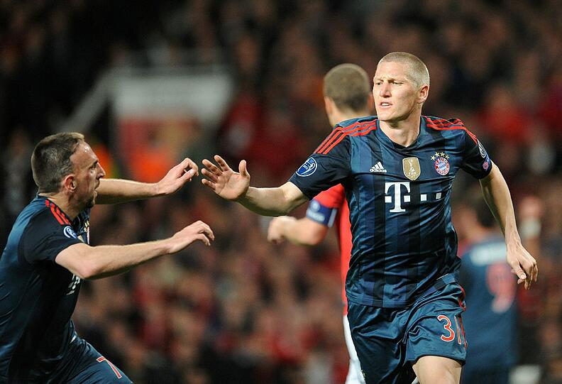 BASTIAN SCHWEINSTEIGER, NOTE 2: Erst Chefsteiger, dann Im Pech. Als sein Team ihn brauchte, war der Vizekapitän aber da - angeschlichen, eingewinkelt. Aber in der 90. mit Gelb so gegen Rooney grätschen - zu riskant! Platzverweis, Gelb-Rot.