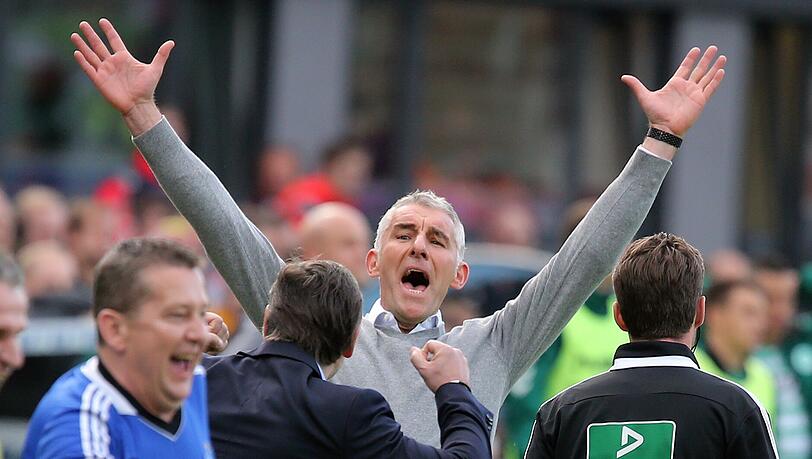 Hamburgs Trainer Mirko Slomka jubelt nach Spielschluss. Hamburgs Trainer Mirko Slomka jubelt nach Spielschluss.