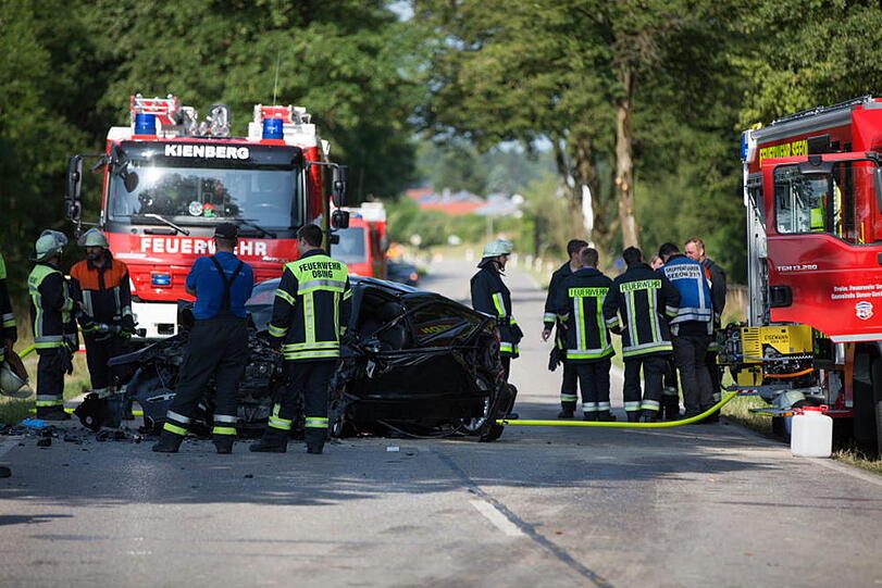Bei Rabenden ist der Fahrer eines Mercedes beim Überholen frontal in einen BMW gekracht. Die Bilder