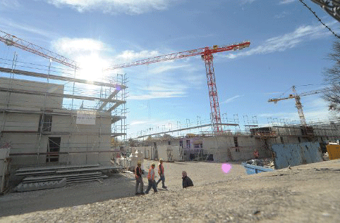Während die Fläche MK 1 nebenan brach liegt, wird auf diesem Teil des Grundstücks bereits gebaut: In diesem Bauabschnitt auf dem Areal der ehemaligen Funkkaserne entsteht eine neue Wohnsiedlung.