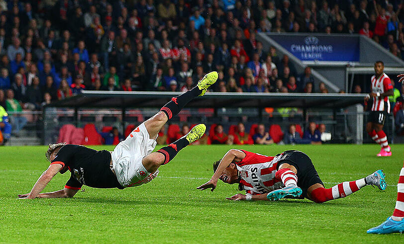 Nichts für schwache Nerven: Luke Shaw erlitt einen doppelten Schienbeinbruch - das Foul zum Durchklicken.