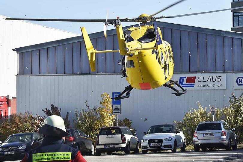 Schon wieder wurde ein Radler von einem Lkw beim Abbiegen erfasst. Die Bilder vom Einsatz!