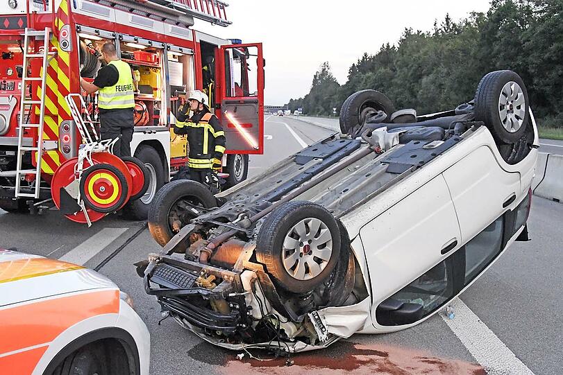 Der hochmotorisierte Mustang rammt den Fiat einfach von der Fahrspur.