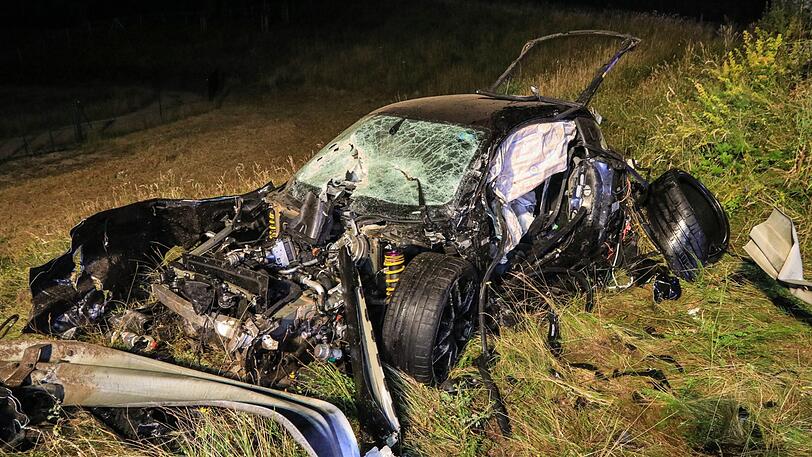 Ein 26-jähriger Fahrer starb bei einem Horrorcrash auf der A3 Richtung Aschaffenburg.