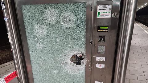 Gegen 2.45 Uhr hatte ein am Bahnhof Olching vorbeifahrender Triebfahrzeugführer gemeldet, dass sich zwei Jugendliche dort an einem Snackautomaten zu schaffen machten.