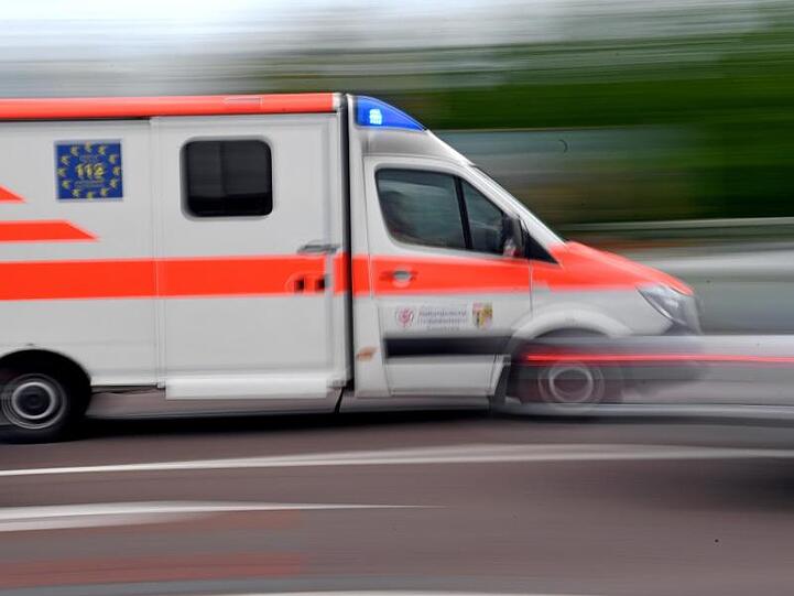 Ein Krankenwagen fährt mit Blaulicht über eine Straße. Foto: Hendrik Schmidt/ZB/dpa/Symbolbild