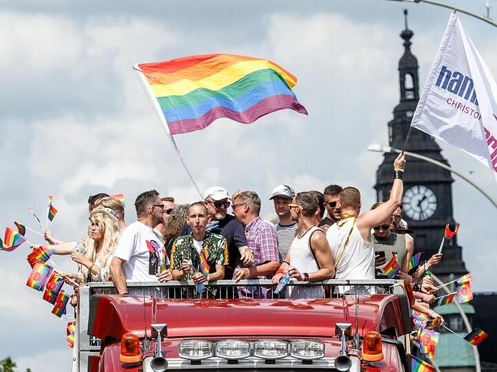 240.000 Menschen kamen den Veranstaltern zufolge zum Abschluss der "Pride Week" nach Hamburg.