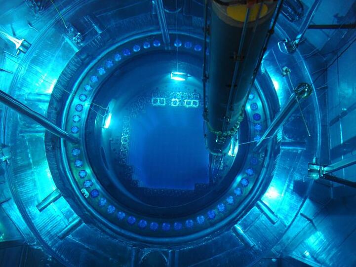 Blick in den geöffneten Reaktordruckbehälter im Atomkraftwerk Isar 2.