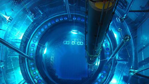 Blick in den geöffneten Reaktordruckbehälter im Atomkraftwerk Isar 2.