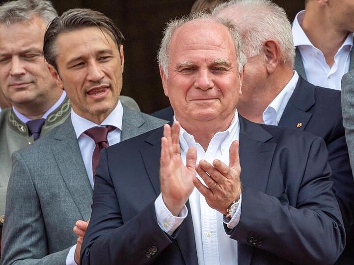 Niko Kovac (l.) und Uli Hoeneß. Foto: Peter Kneffel/dpa