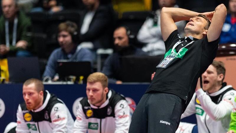 Christian Prokop hadert mit dem Spiel seiner Mannschaft gegen Lettland. Christian Prokop hadert mit dem Spiel seiner Mannschaft gegen Lettland.