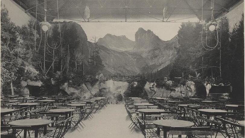 Die mit Alpenpanorama dekorierte Bühne im Kindl-Keller um 1900. Die mit Alpenpanorama dekorierte Bühne im Kindl-Keller um 1900.