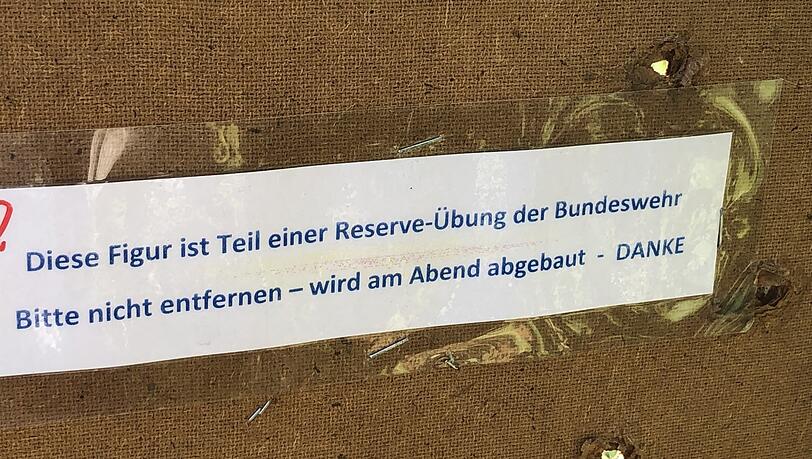 Sie sollte am Abend abgebaut werden, heißt es auf dem Hinweis. Sie sollte am Abend abgebaut werden, heißt es auf dem Hinweis.