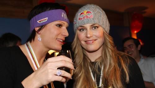 Zwei Freundinnen, drei Medaillen: Bis spät in die Nacht feierten Maria Riesch und Lindsey Vonn ihre WM-Siege von Val d'Isere. Zwei Freundinnen, drei Medaillen: Bis spät in die Nacht feierten Maria Riesch und Lindsey Vonn ihre WM-Siege von Val d'Isere.