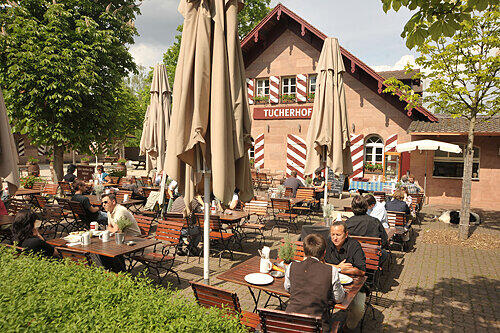 Der Biergarten ist in einen Bedienungs- und einen Selbstbedienungsbereich unterteilt, in den man seine eigene Brotzeit mitbringen kann.