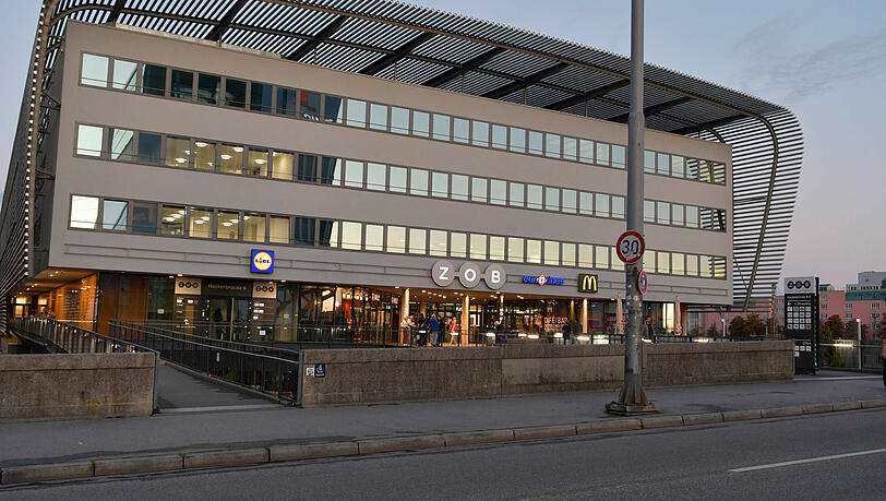 Zentraler Omnibusbahnhof (ZOB) an der Hackerbrücke in München. Zentraler Omnibusbahnhof (ZOB) an der Hackerbrücke in München.