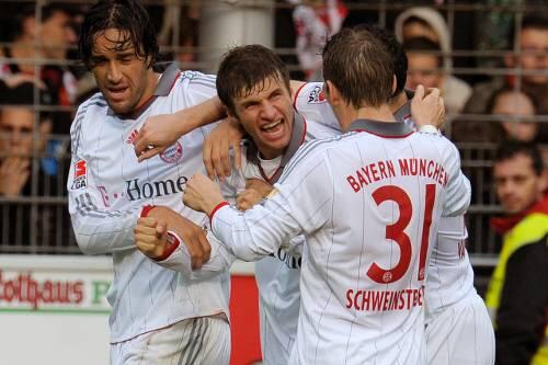 Luca Toni (l.) und Bastian Schweinsteiger (r.) gratulieren Thomas Müller zu dessen dritten Saisontreffer.