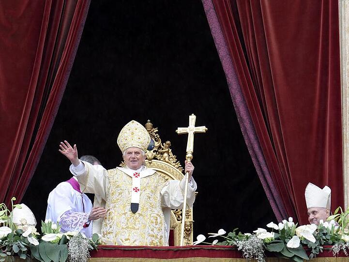 Papst Benedikt XVI. spendet den Segen "Urbi et Orbi"