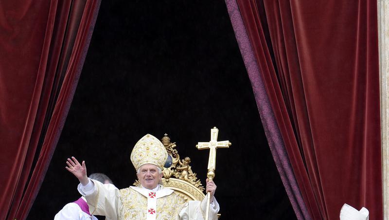 Papst Benedikt XVI. spendet den Segen "Urbi et Orbi" Papst Benedikt XVI. spendet den Segen "Urbi et Orbi"