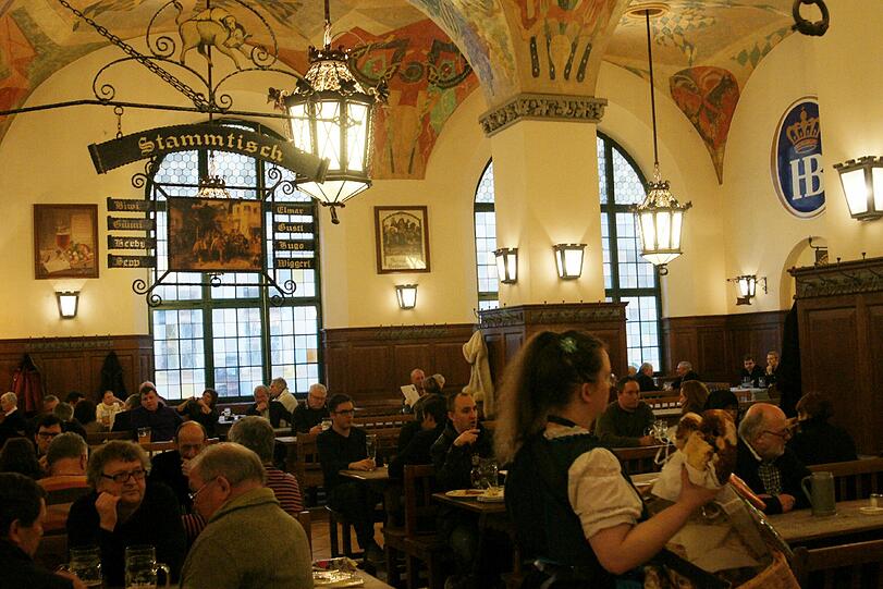 Renoviert, aber mit altem Charme: Die Schwemme des Hofbräuhauses kennt so gut wie jeder Münchner. Die Decke ist originalgetreu restauriert worden.