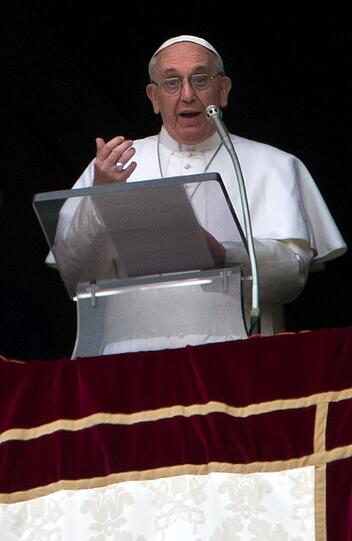 Papst Franziskus hält sein erstes Angelus-Gebet. Auf dem Petersplatz jubelt ihm die Menge zu. Die Bilder aus Rom.
