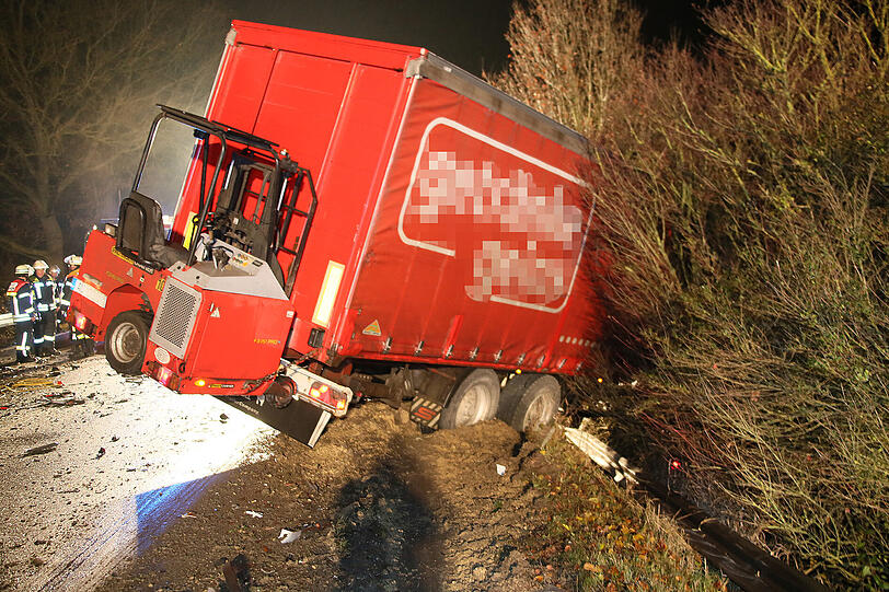 Horror-Crash auf der B-15: Die Bilder vom Unfallort.