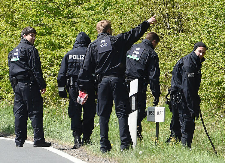 Im Wald bei Oberursel suchen Polizisten nach Waffen und versteckten Sprengsätzen. Ein Spezialeinsatzkommando der Polizei hatte hier in den frühen Morgenstunden einen Mann und eine Frau festgenommen. Bei einer Durchsuchungsaktion in Oberursel war der Nacht eine selbst gebaute Bombe gefunden worden.