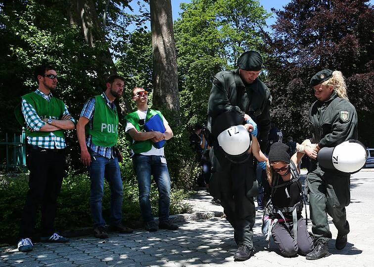 Friedlich, aber unübersichtlich: Durch Garmisch ziehen einige hundert Menschen, andere sind mit Fahrrädern gestartet, mehrere Demonstrationen gehen - wenngleich auf behördlich verkürzten Routen - sportlich ambitioniert und auf Bergwegen Richtung Schloss. Die besten Bilder vom G7-Protest zum Durchklicken.
