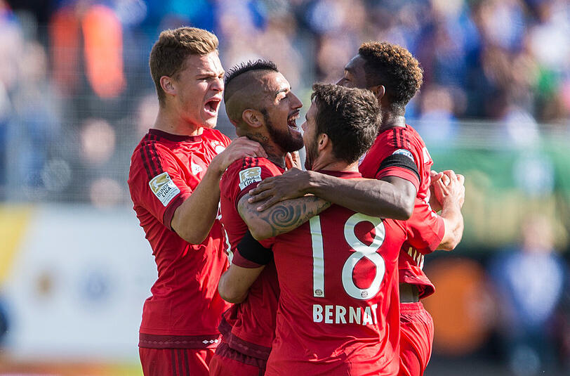 Die Spieler des FC Bayern bejubeln den Treffer zur 1:0-Führung durch Arturo Vidal.