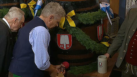 Zwei Schläge um Schlag zwölf Uhr mittags - und alles bleibt trocken: OB Christian Reiter hat das erste Fass auf dem 183. Oktoberfest angezapft.