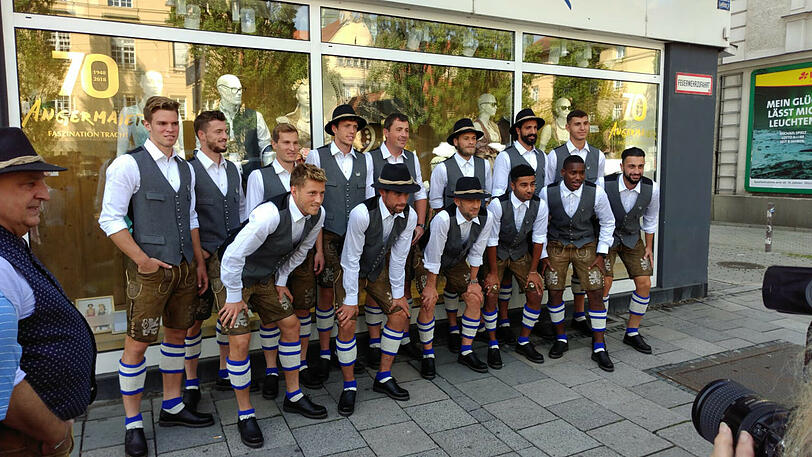 Fesch! Die Löwen präsentieren sich in Tracht.