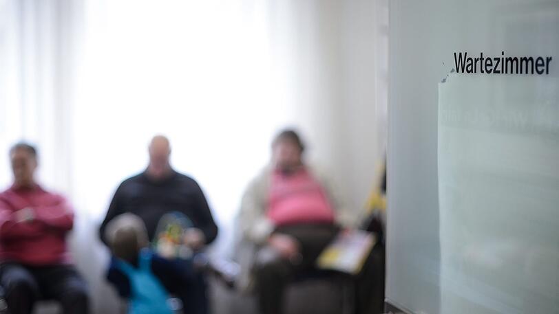 In München sind die Wartezimmer mit Grippe-Kranken gefüllt. Die Stadt warnt vor einer schweren Grippewelle. Besonders gefährdete und schwache Menschen sollten sich impfen lassen. Wer schon krank ist, sollte sich
schonen und zuhause bleiben.