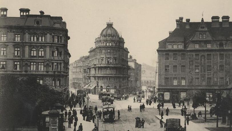 Um 1890: Links im Bild ist das Kaufhaus Horn am heutigen Kaufhof-Standort zu sehen, halb rechts im Hintergrund der alte Hauptbahnhof. Um 1890: Links im Bild ist das Kaufhaus Horn am heutigen Kaufhof-Standort zu sehen, halb rechts im Hintergrund der alte Hauptbahnhof.
