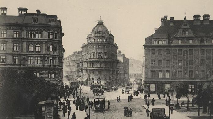 Um 1890: Links im Bild ist das Kaufhaus Horn am heutigen Kaufhof-Standort zu sehen, halb rechts im Hintergrund der alte Hauptbahnhof.