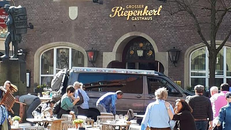 Noch unter Schock: Menschen vor dem Lokale "Zum großen Kiepenkerl", nachdem ein Amokfahrer in das Straßencafé gefahren war. Noch unter Schock: Menschen vor dem Lokale "Zum großen Kiepenkerl", nachdem ein Amokfahrer in das Straßencafé gefahren war.