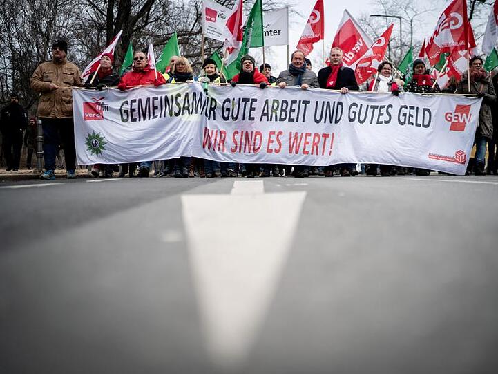 Zum Auftakt der Tarifverhandlungen Öffentlicher Dienst der Länder ziehen die Gewerkschaften mit dem Verhandlungsführer Frank Bsirske zum Verhandlungsort.