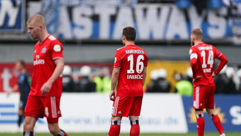 Rick van Drongelen (l-r), Vasilije Janjicic und Aaron Hunt aus Hamburg zeigen sich enttäuscht bei Spielende. Rick van Drongelen (l-r), Vasilije Janjicic und Aaron Hunt aus Hamburg zeigen sich enttäuscht bei Spielende.