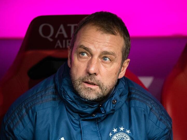 Bayern-Trainer Hansi Flick sitzt im Stadion. Foto: Matthias Balk/dpa/Archivbild