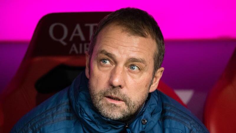 Bayern-Trainer Hansi Flick sitzt im Stadion. Foto: Matthias Balk/dpa/Archivbild Bayern-Trainer Hansi Flick sitzt im Stadion. Foto: Matthias Balk/dpa/Archivbild