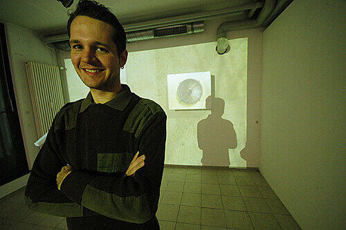 Ein ventilator als projezierte Wirklichkeit: Johannes Kerstings bildhafte Installation aus Video und Styropor im Zumikon-Keller.