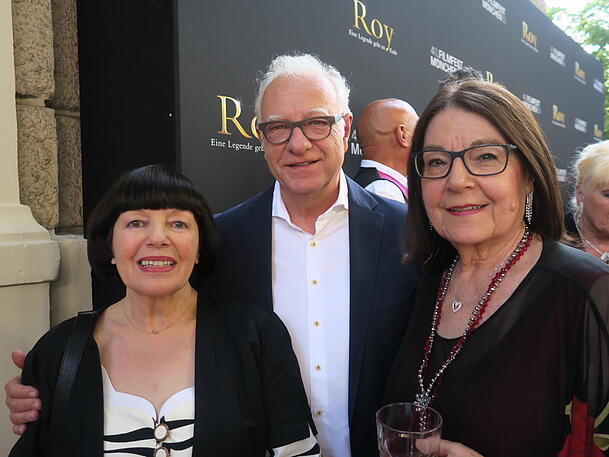 Regisseur Franz Meiller mit den beiden beliebten Star-Doubles von Mireille Matthieu (im richtigen Leben: Walburga Schmidt) und Nana Mouskouri (Christa Greiner). Regisseur Franz Meiller mit den beiden beliebten Star-Doubles von Mireille Matthieu (im richtigen Leben: Walburga Schmidt) und Nana Mouskouri (Christa Greiner).