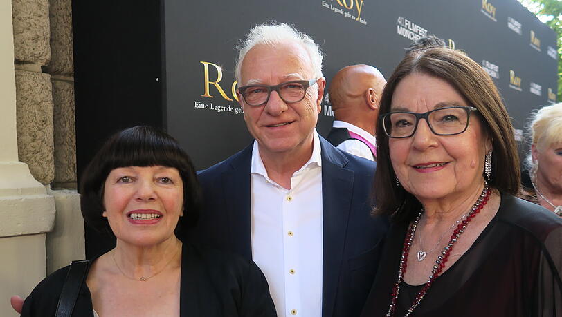 Regisseur Franz Meiller mit den beiden beliebten Star-Doubles von Mireille Matthieu (im richtigen Leben: Walburga Schmidt) und Nana Mouskouri (Christa Greiner). Regisseur Franz Meiller mit den beiden beliebten Star-Doubles von Mireille Matthieu (im richtigen Leben: Walburga Schmidt) und Nana Mouskouri (Christa Greiner).